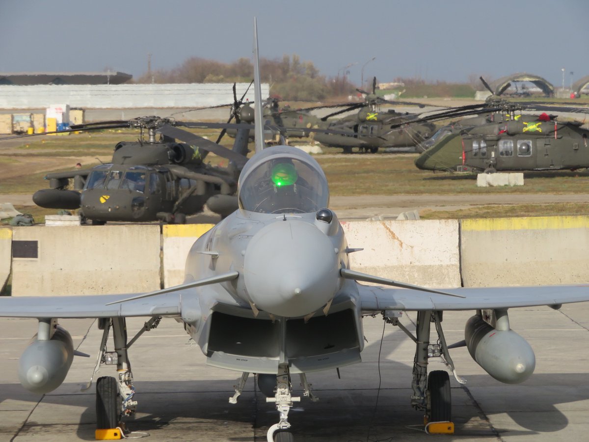 EMADmde's tweet image. Despedimos el día en el #DATPaznic, desplegado en la base militar de Mihail Kogălniceanu 🇷🇴, que ya opera con plena funcionalidad en la misión de Policía Aérea Reforzada. Comprometidos con @NATO y con la seguridad del territorio de los países aliados #MOPS @EjercitoAire