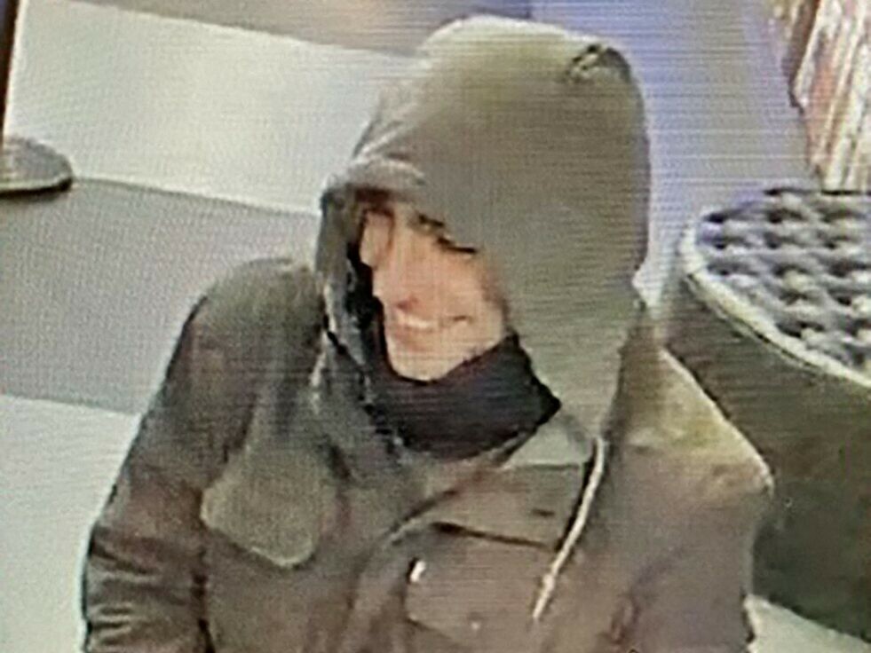 humanite_fr's tweet image. Assassinat du PDG de UnitedHealthcare : Luigi Mangione, énigmatique suspect célébré comme un héros, arrêté après cinq jours de traque 

➡️ l.humanite.fr/GJ9