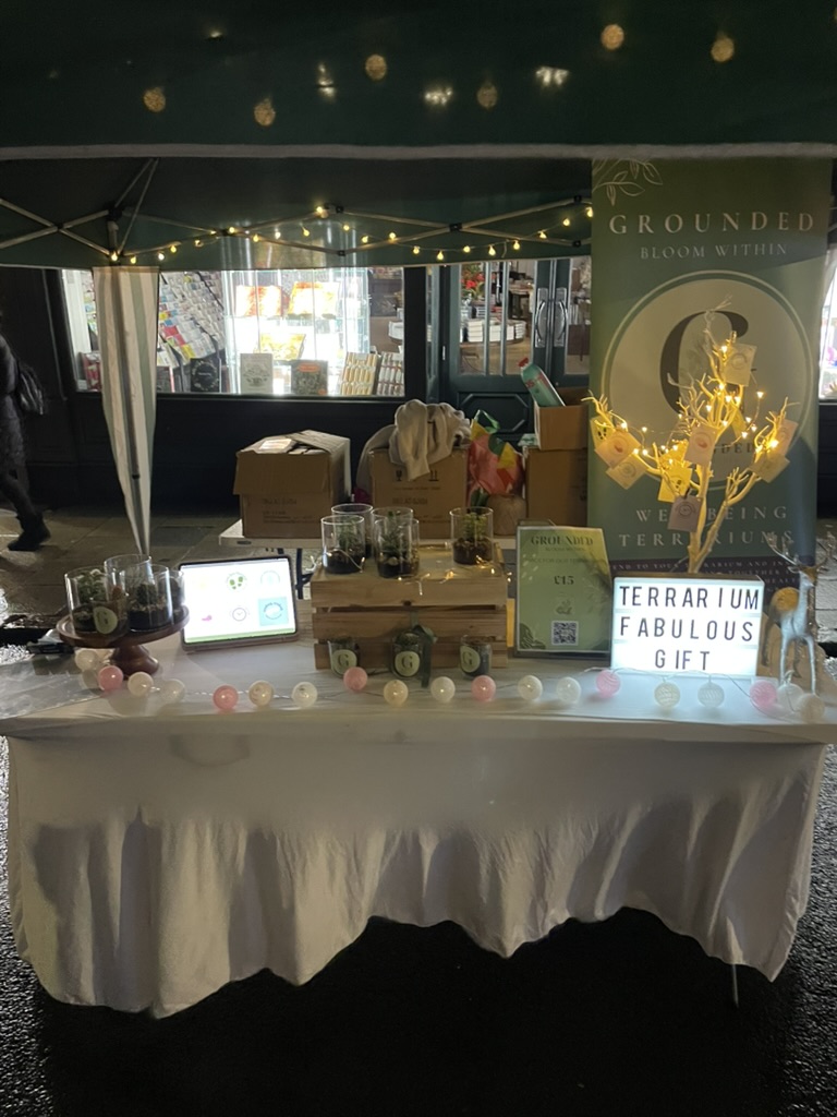 PipersSixthForm's tweet image. Well done to our #PipersYoungEnterprise teams &apos;Grounded&apos; and &apos;Hive It Your Way&apos; for making £1600 combined revenue across two events, The Christmas Fair and Marlow Late Night Shopping. We can&apos;t wait to see how both team progress in the new year #PipersInspire #PipersSixthForm