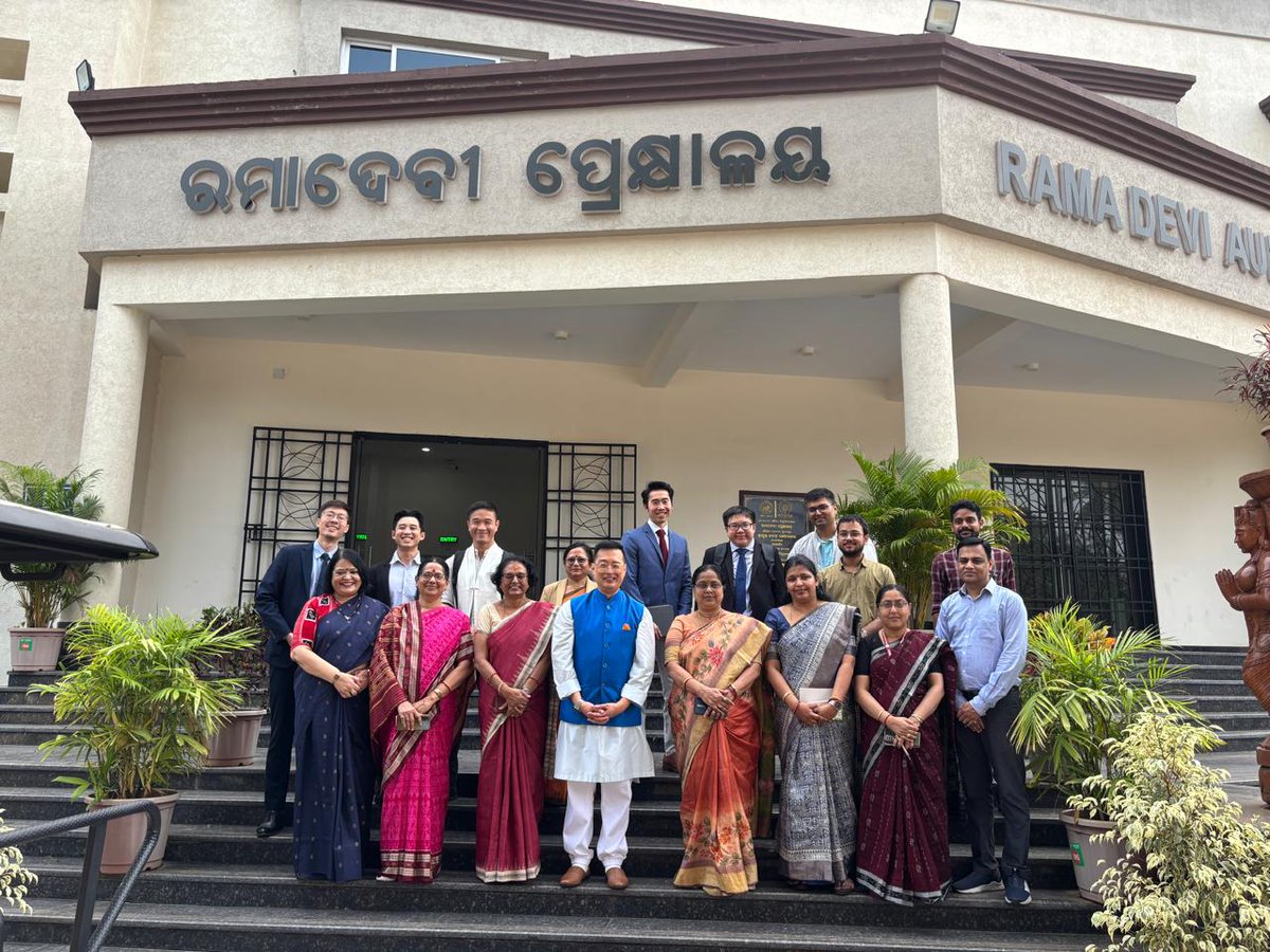 RDWUniversity's tweet photo. The Hon'ble High Commissioner of Singapore to India, Mr. Simon Wong, visited Rama Devi Women's University today on 10.12.2024, accompanied by other delegates. 

@CMO_Odisha @GovernorOdisha @suryabanshibjp @DHE_Odisha https://t.co/K3dJ9MRUvE