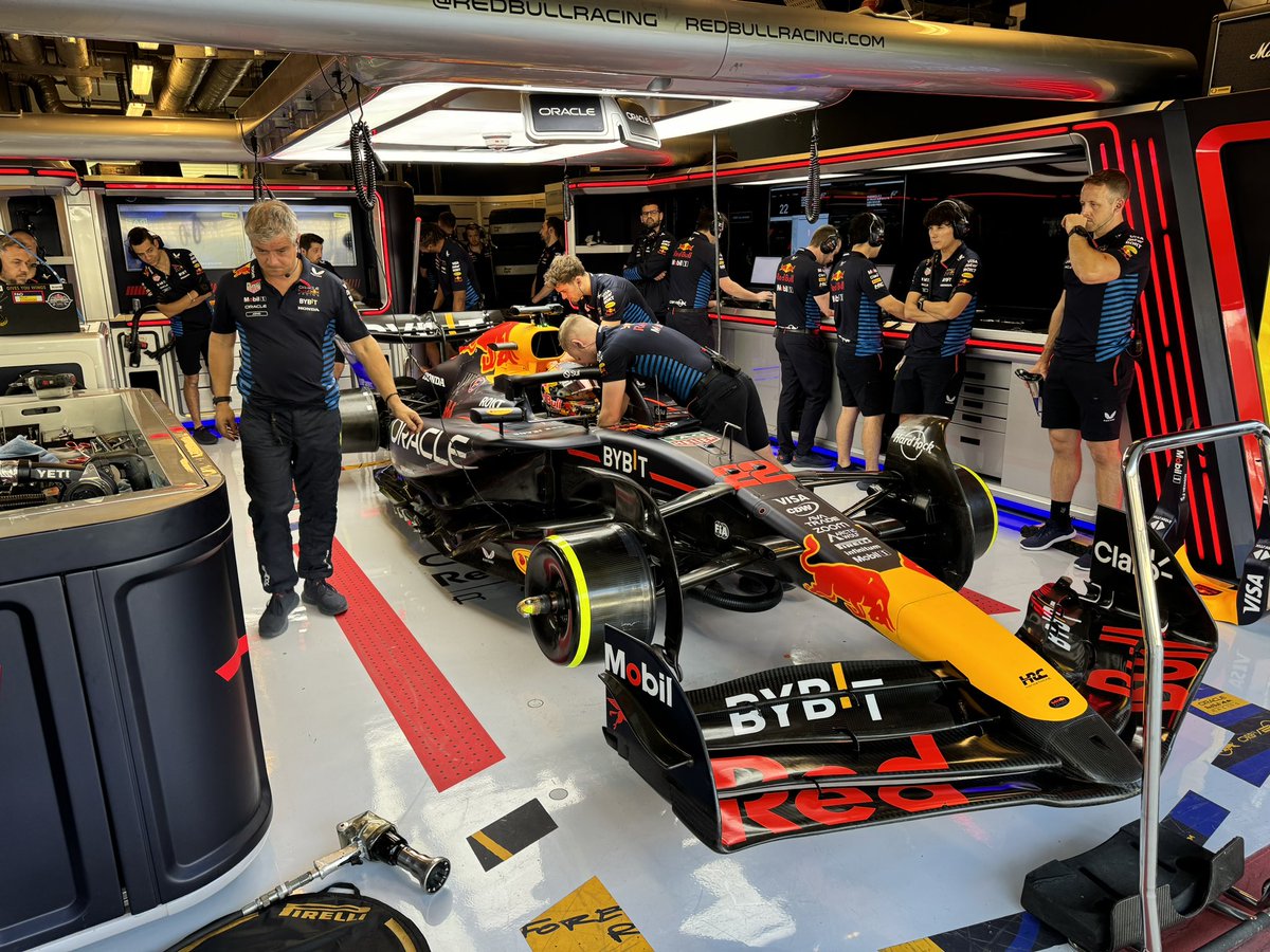 Yuki w bolidzie Red Bulla 🙉 Trochę się na to Japończyk naczekał, ale to jest jego szansa pokazać, że jest szybki (w szczególności w porównaniu do pewnego Meksynanina). #F1pl #ElevenF1
📸 <a href="/ChrisMedlandF1/">Chris Medland</a>