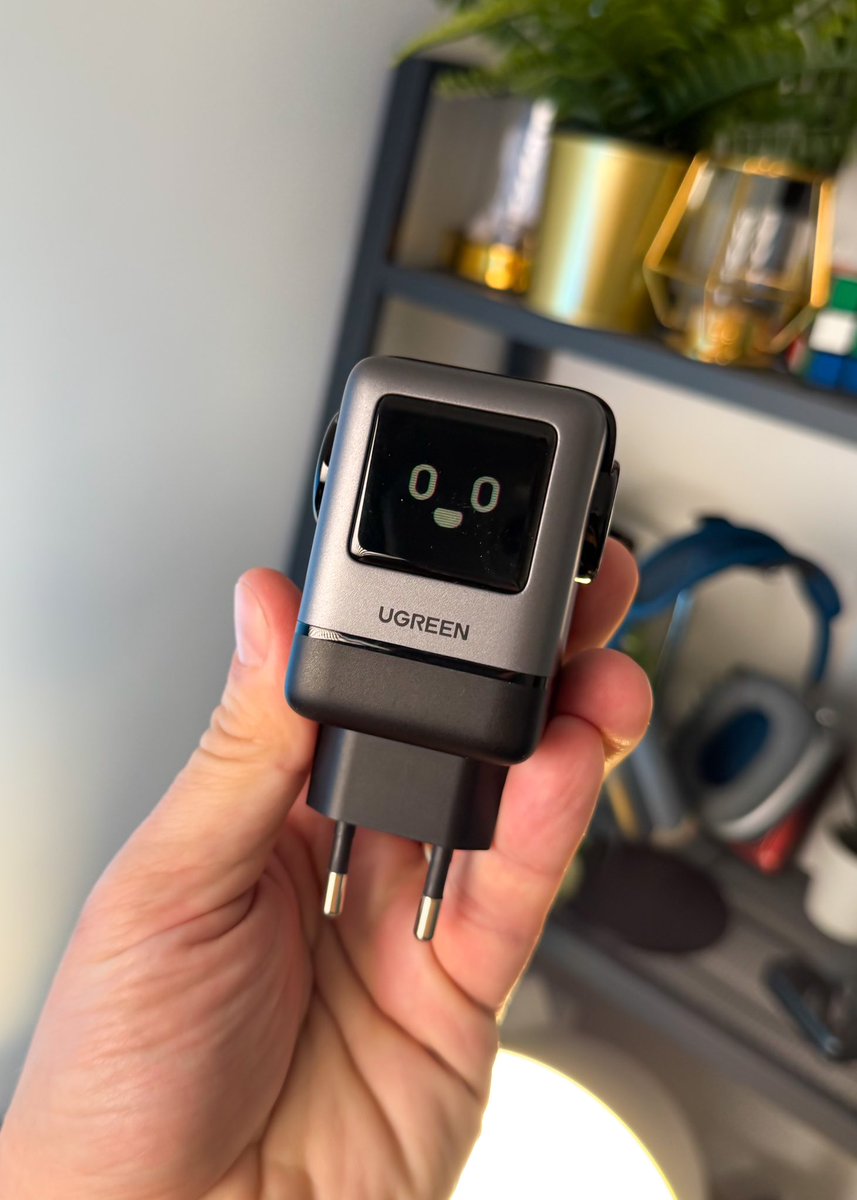AlexReframe's tweet photo. 🎁 #CONCOURS 🔥 

3 Chargeurs UGREEN Uno RG 100W à gagner ! 

Pour participer : 

1️⃣ Suis @UgreenFR et @AlexReframe 
2️⃣ Like et partage ce post 
3️⃣ Mentionne 2 amis qui aimeraient aussi gagner ce chargeur !

Tirage au sort des 3 gagnants dans une semaine :) le mardi 17 décembre 2024 ! Bonne chance 🍀 ! Surveillez vos MP 👀

Le UGREEN Uno RG 100W est un chargeur USB-C au look de robot mignon. Il permet de charger rapidement plusieurs appareils comme un smartphone, un MacBook Pro 16" à 43%% en 30 minutes etc. 
Il a 3 ports USB-C et un port USB-A. Un petit écran TFT en façade donne des formations sur l’état de la charge grâce à plusieurs expressions amusantes. J’ai fait un un format court sur le produit si vous voulez voir à quoi ça ressemble !
(Collaboration Commerciale)