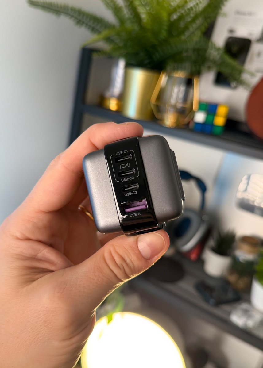 AlexReframe's tweet photo. 🎁 #CONCOURS 🔥 

3 Chargeurs UGREEN Uno RG 100W à gagner ! 

Pour participer : 

1️⃣ Suis @UgreenFR et @AlexReframe 
2️⃣ Like et partage ce post 
3️⃣ Mentionne 2 amis qui aimeraient aussi gagner ce chargeur !

Tirage au sort des 3 gagnants dans une semaine :) le mardi 17 décembre 2024 ! Bonne chance 🍀 ! Surveillez vos MP 👀

Le UGREEN Uno RG 100W est un chargeur USB-C au look de robot mignon. Il permet de charger rapidement plusieurs appareils comme un smartphone, un MacBook Pro 16" à 43%% en 30 minutes etc. 
Il a 3 ports USB-C et un port USB-A. Un petit écran TFT en façade donne des formations sur l’état de la charge grâce à plusieurs expressions amusantes. J’ai fait un un format court sur le produit si vous voulez voir à quoi ça ressemble !
(Collaboration Commerciale)