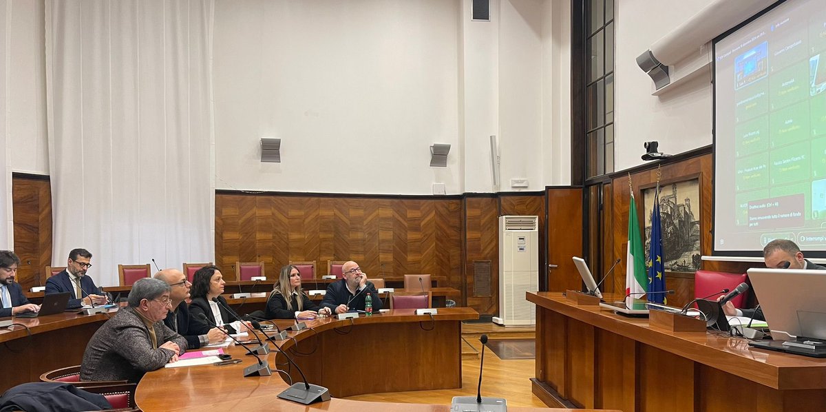 FisascatCisl75's tweet photo. 🚨 #BTX #exConbipel Prosegue il confronto al @mimit_gov sulla procedura di composizione negoziata della crisi in cui versa l’azienda di abbigliamento e accessori. Presente per la #FisascatCisl l’operatore #DanieleMeniconi, insieme ad @alessandrovell5 della #Cisl confederale.
🔔 L'azienda ha annunciato l'interesse di nuovi investitori, ma senza ancora fornire dettagli sulle offerte presentate. Restano incerte le prospettive, con possibili chiusure di punti vendita e il ricorso alla cassa integrazione straordinaria. La vertenza coinvolge circa 1.300 lavoratori. I sindacati ribadiscono la necessità di soluzioni concrete per la salvaguardia occupazionale dell’intera platea di dipendenti.