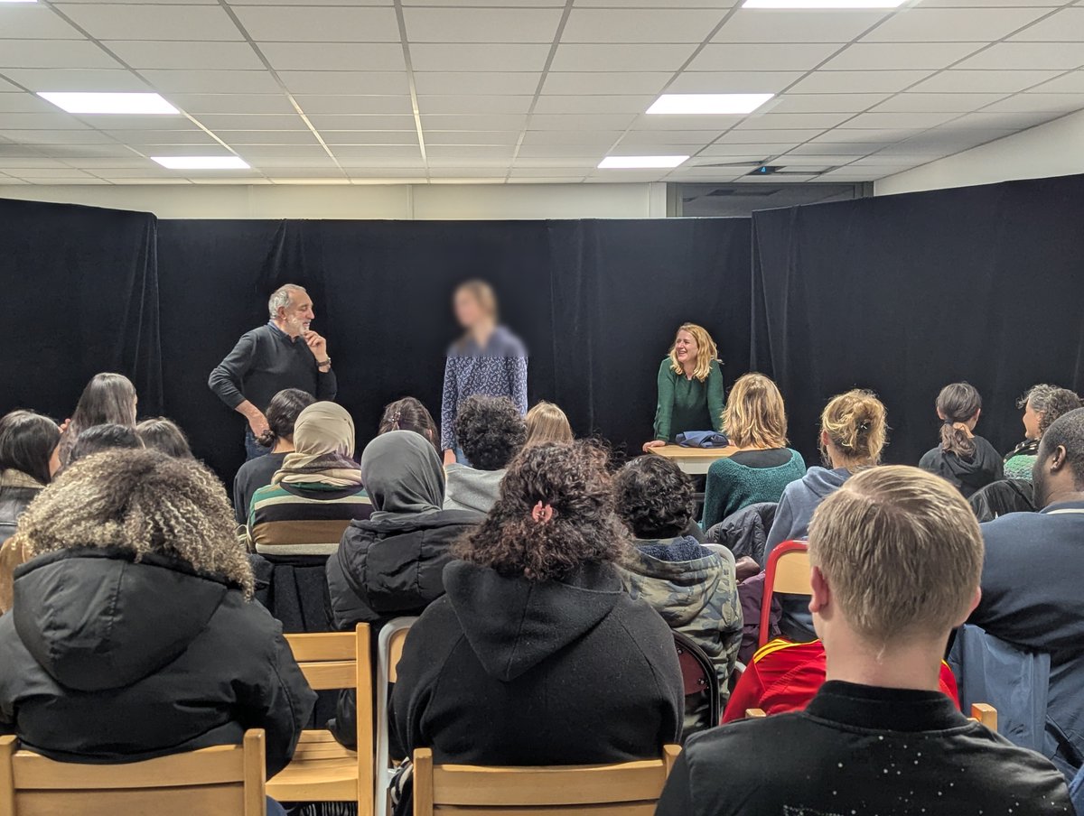 🎭 Une Proie si Facile - les réseaux sociaux parlons-en : une pièce captivante pour nos élèves de 3e
📌 Thématiques abordées :
Emprise des réseaux sociaux
Dérives sectaires
Récits complotistes
Manipulation mentale
La soirée spéciale famille a également rencontré un vif succès