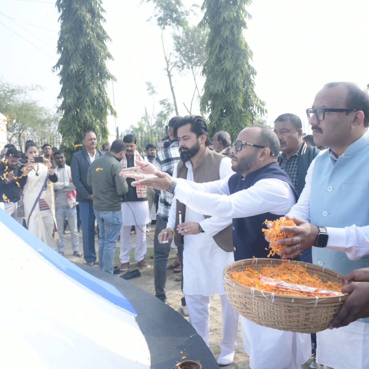 BJYMAssamPrdsh's tweet photo. Commenced the Shaheed Divas program by lighting a lamp, offering flowers, and paying tribute to the martyrs at the Shaheed Smarak in Jamuguri . 
@BJP4Assam @Bhabesh_KalitaR @idipluranjan @padma_hazarika @RakeshDasIN https://t.co/O9e9zUwzd9
