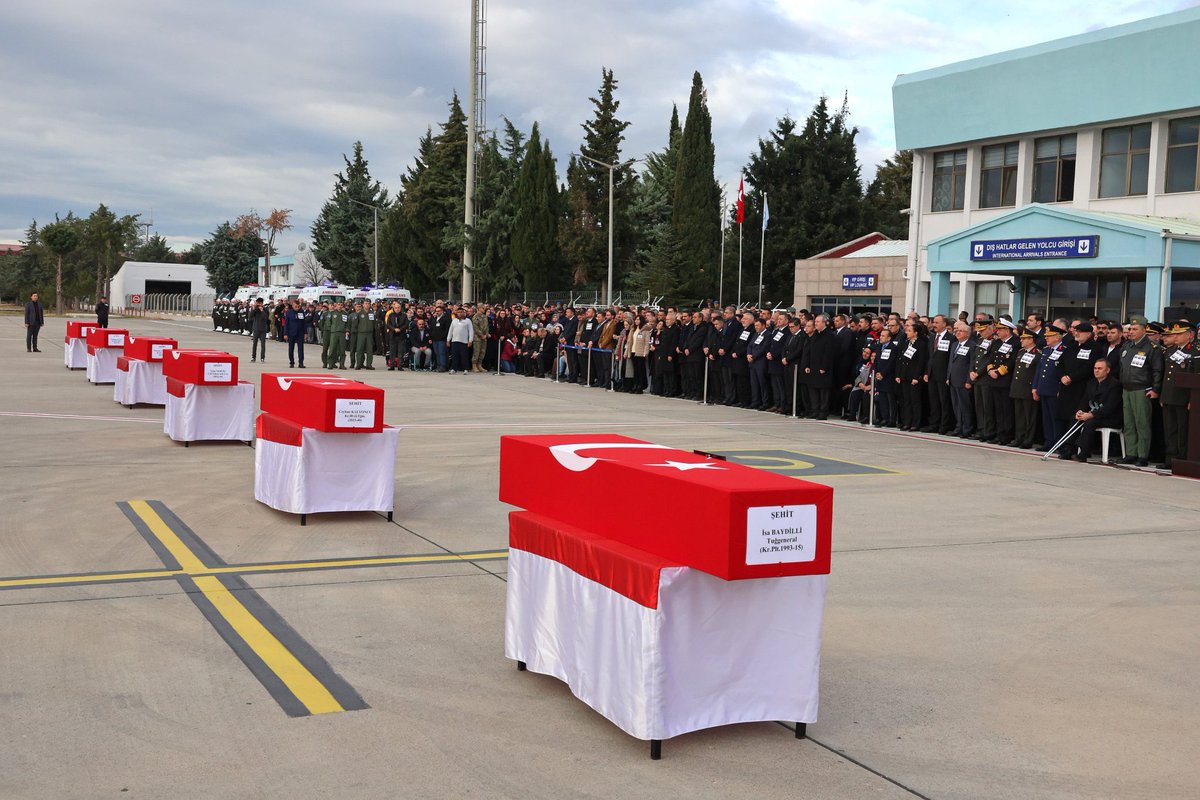 Isparta’da askeri helikopterin düşmesi sonucu Şehit olan Kahramanlarımız

Tuğgeneral İsa Baydilli
Teğmen Mustafa Atakan Dut
Teğmen Ceyhun Kalyoncu
Teğmen Tunahan Dağlı
Astsubay Kıdemli Çavuş Hüseyin İpek
Astsubay Çavuş Talha Nergis

Son Yolculuklarına Uğurlandılar

Türk