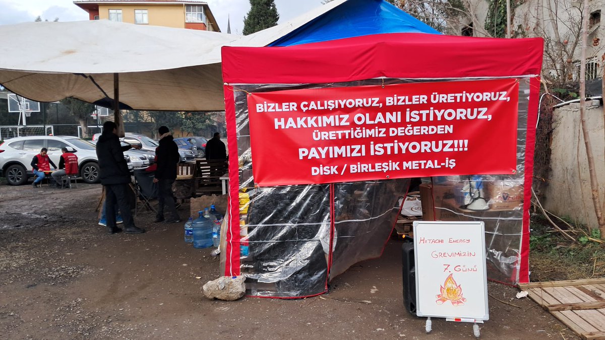 Umut_Sendikasi's tweet photo. Hitachi grevi 7. gününde!

MESS’in esnek çalışma ve düşük ücret dayatmasına karşı Hitachi işçileri, çocuklarına onurlu bir gelecek bırakmak için kararlılıkla direniyor!

İnsanca çalışma, insanca yaşama #HakkımıVer https://t.co/2ruDMW83tR