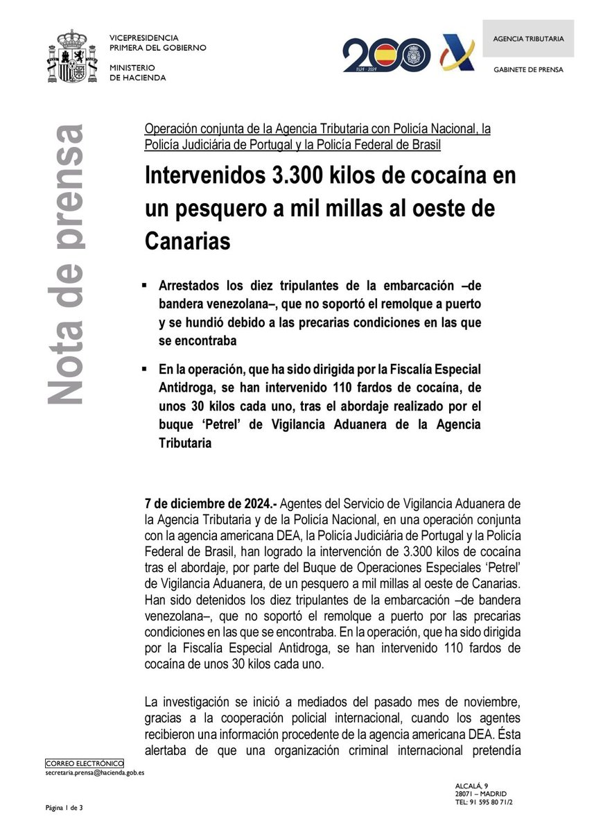 IAF_AEAT's tweet photo. El buque Petrel del Servicio de Vigilancia Aduanera de la AEAT realiza el abordaje de un pesquero que transportaba 3300 kg de cocaína. Operación conjunta de @policia, Policía Judiciária de Portugal, Policía Federal de Brasil y SVA. https://t.co/phd9UbKGqb