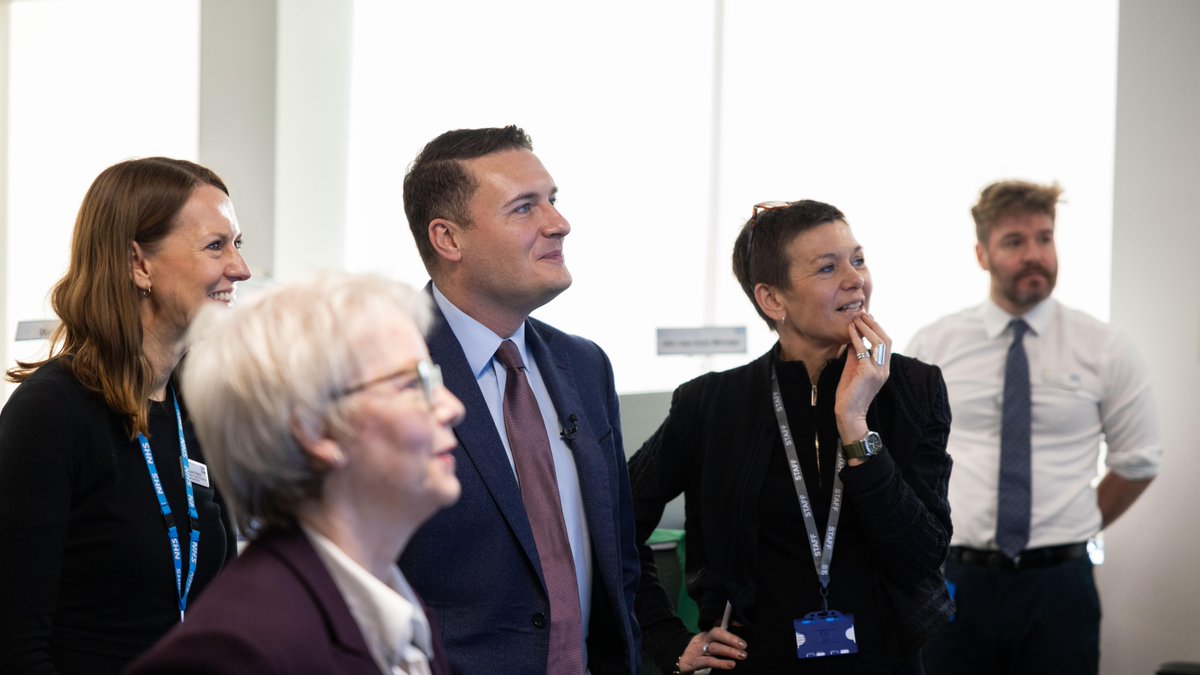DHSCgovuk's tweet photo. Yesterday, @WesStreeting met NHS leaders and asked them to prioritise patient safety this winter by:

🚑 focusing on emergency ambulance response times
🏥 addressing handover delays
🕒 tackling the longest waits in A&amp;E

Find out more: https://t.co/YizIkcEIEq https://t.co/XS2D0z9NxQ