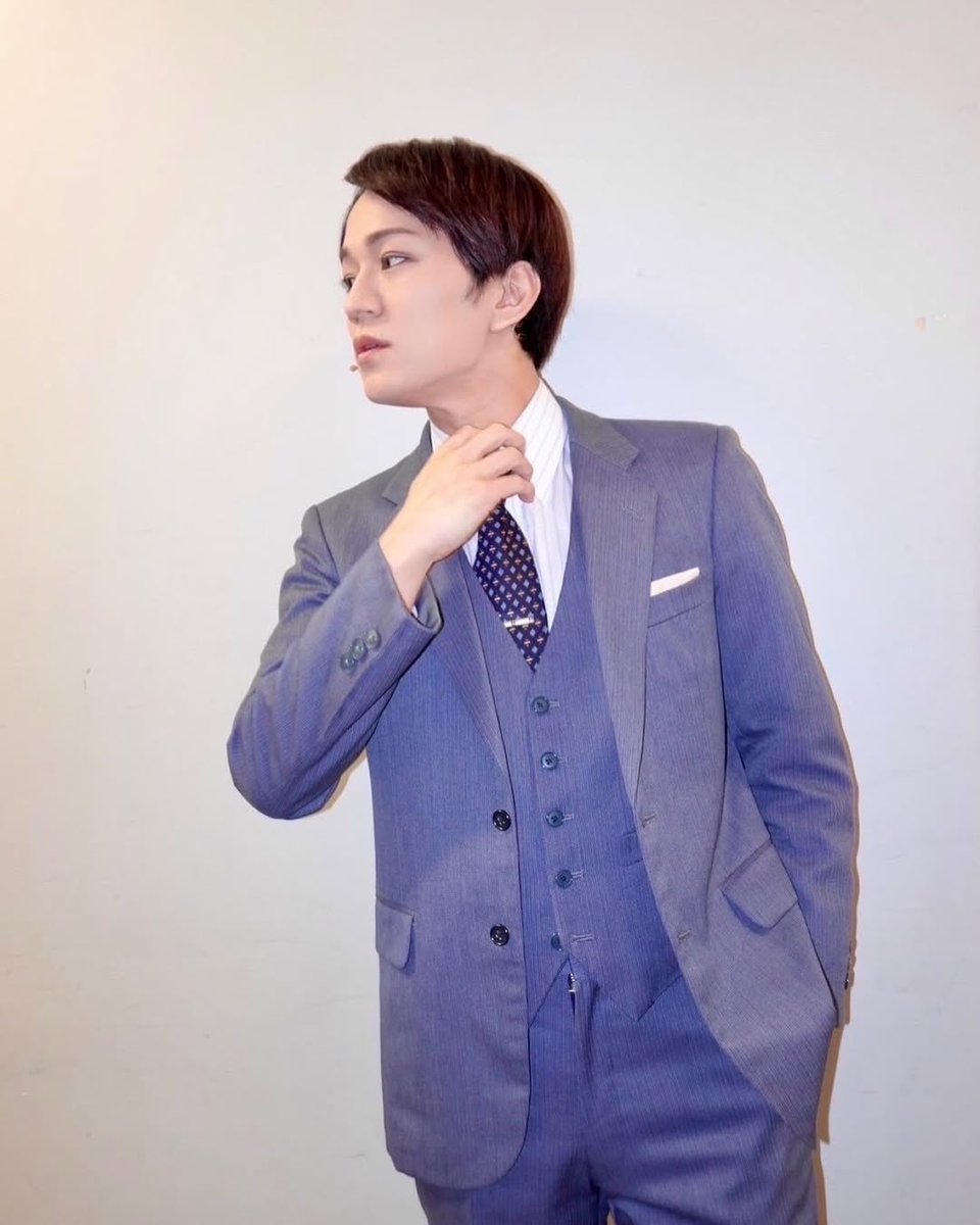 Tomo_west_71's tweet photo. Leo's coordinate👔🎩😎
⁡
#WESTꓸ
#tomohirokamiyama
#神山智洋
#カミスタグラム
#THE_PRODUCERS
#プロデューサーズ
#タキシードやスーツは体に合わせたオーダーメイド
#なんとも贅沢
#囚人服は使い回しという設定であえて大きめ
#こだわりが沢山詰まってます
#皆んなはどの衣装が好きですか？ https://t.co/nzmtUcjSl7