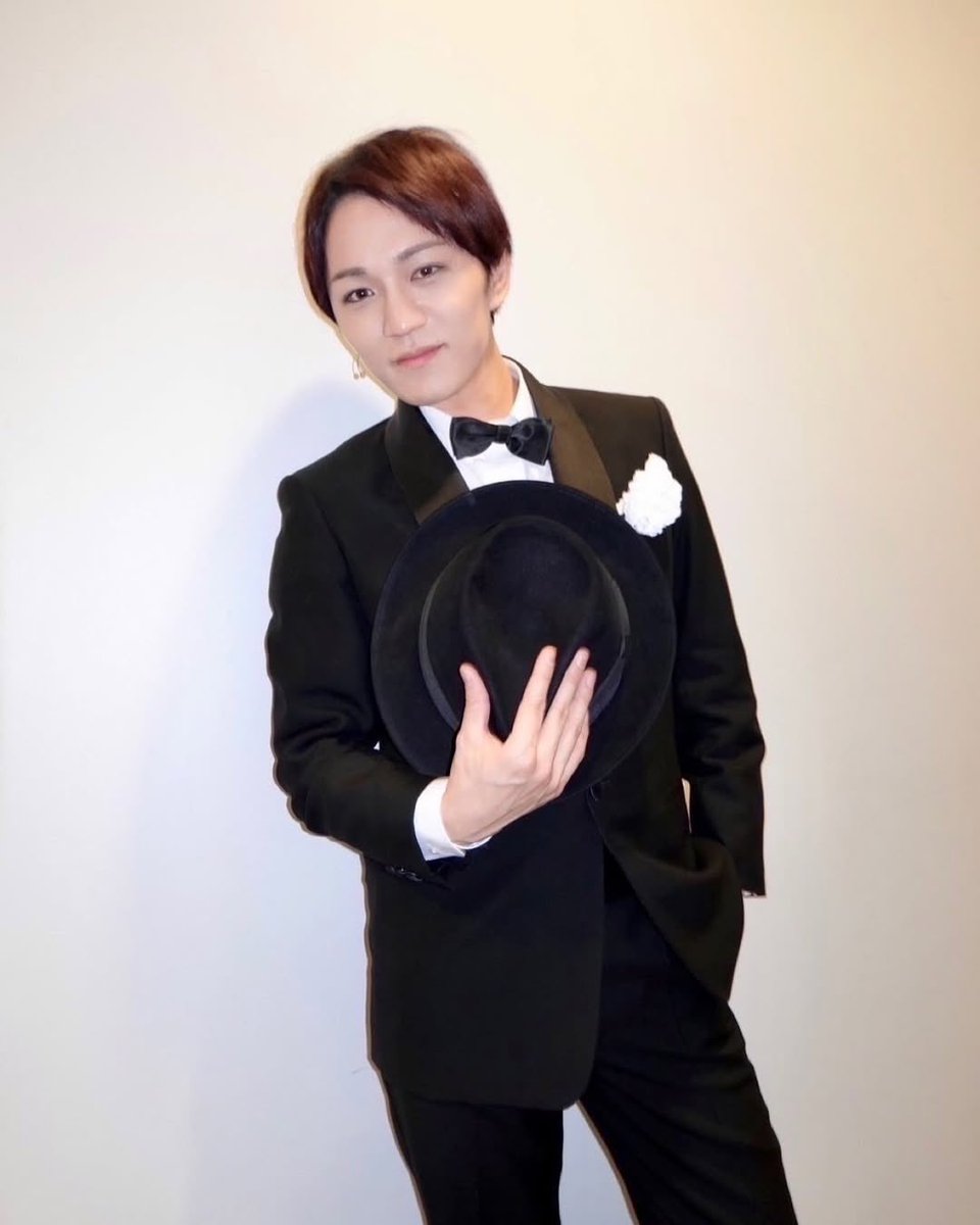 Tomo_west_71's tweet photo. Leo's coordinate👔🎩😎
⁡
#WESTꓸ
#tomohirokamiyama
#神山智洋
#カミスタグラム
#THE_PRODUCERS
#プロデューサーズ
#タキシードやスーツは体に合わせたオーダーメイド
#なんとも贅沢
#囚人服は使い回しという設定であえて大きめ
#こだわりが沢山詰まってます
#皆んなはどの衣装が好きですか？ https://t.co/nzmtUcjSl7