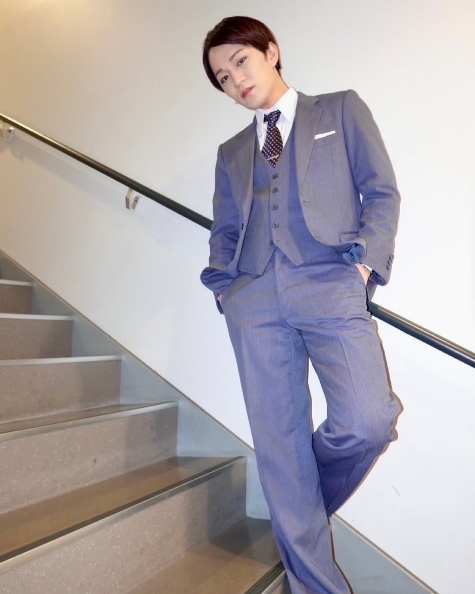 Tomo_west_71's tweet photo. Leo's coordinate👔🎩😎
⁡
#WESTꓸ
#tomohirokamiyama
#神山智洋
#カミスタグラム
#THE_PRODUCERS
#プロデューサーズ
#タキシードやスーツは体に合わせたオーダーメイド
#なんとも贅沢
#囚人服は使い回しという設定であえて大きめ
#こだわりが沢山詰まってます
#皆んなはどの衣装が好きですか？ https://t.co/nzmtUcjSl7