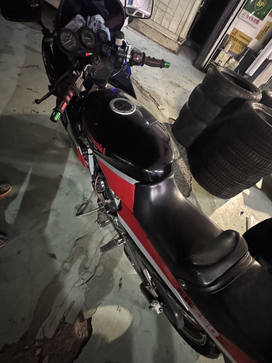 nV1tjNPx0o3SYNt's tweet image. 部品が出なかったので、修理不可だった
会社の先輩のKRを工場から先輩の家まで自走してきました！
全然エンジンかかんなくて、鬼キックでした😭
最終的にパーツクリーナーでかかったからよかったけど、クラッチも固まってて色々大変だった笑

 #KR250  #kawasaki