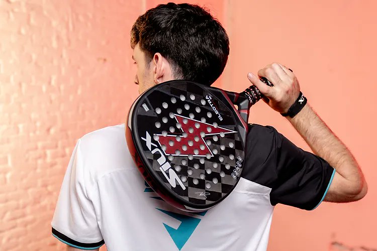 PalmaCarlota's tweet photo. Siux presenta la Electra ST3 SE, pala que ha diseñado con su jugador emblema Franco Stupaczuk. Se trata de una reinterpretación de la pala más vendida por la marca

💥 La edición solo contará con 3.500 unidades
📦 El packaging incluye Shock Out y Dual Pro Grip https://t.co/W6zxLcqTgk