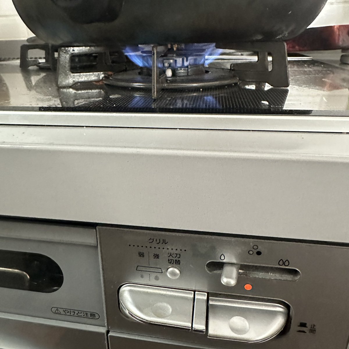syunkon0507's tweet photo. ①にんじん1本(150g)は細切りにする(皮はいけそうなら残し、口に残りそうなら剥く)

②フライパンにこめ油かサラダ油大1を入れ弱〜中火で熱し、①を全体に広げ、塩ふたつまみをふる

③2分ほど触らず焼き(その間に別のおかず作ってます)、混ぜてまた2分ほど放置、最後は1〜2分好みの歯応えまで炒める https://t.co/k3o42z72SI