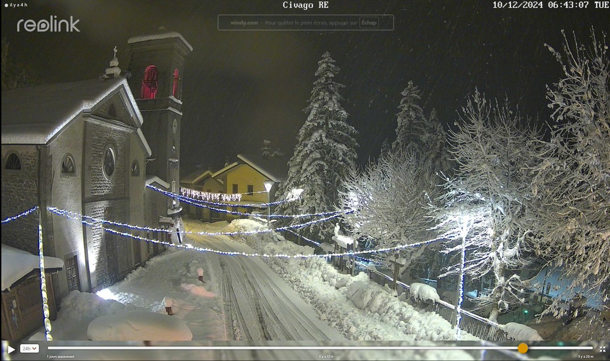 ABettmeralp's tweet photo. Weiterhin starker Schneefall in Mittelitalien, die Schneemengen sind bereits in geringen Höhen (ab 800 m) beträchtlich. Hier kann man die Webcams von #Civago und #Piandelagotti in der Emilia-Romagna sehen. https://t.co/yXQYFeCCR4