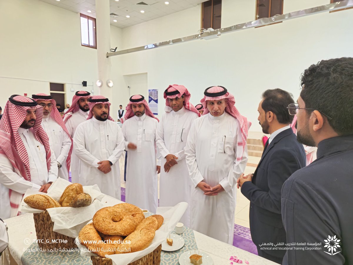 TVTC_G_MCTH's tweet photo. نائب المحافظ لسياسات التدريب والجودة يزور الكلية التقنيةللسياحة بالمدينة ويتابع عملية تشغيل الفندق التابع للكلية مع مستثمر من القطاع الخاص كما يطلع سعادته على مرافق الكلية ويتابع  العملية التدريبية ويشيد بمنتجات الضيافة المٌعدة من قبل متدربي إنتاج الطعام بالكلية
#التدريب_التقني https://t.co/TJaXxQRKWl