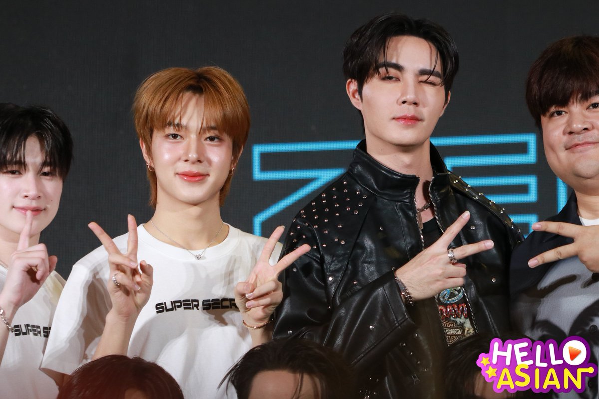 Hello_asian's tweet photo. พึกพึก และน้องซุปเปอร์ซีเคร็ตของเขา 🤭

#SuperSecretByZeePruk
#ZeePruk1stSingle
#ZeePruk  #ZeeNuNew
#DMDMUSIC https://t.co/1294mwoY4y