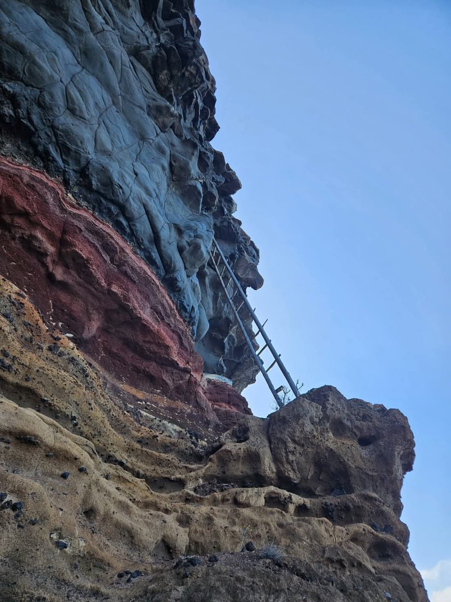 ✍️ Participa | 🌿🌀 ¿Alguna vez has visto una escalera en medio de un paisaje natural tan impresionante? 🏞️🪜🌊
 
Esta escalera aparece en un rincón oculto de la maravillosa isla de La Palma, rodeada de bellos colores geológicos. ✨
 ¿A dónde crees que lleva esta escalera?