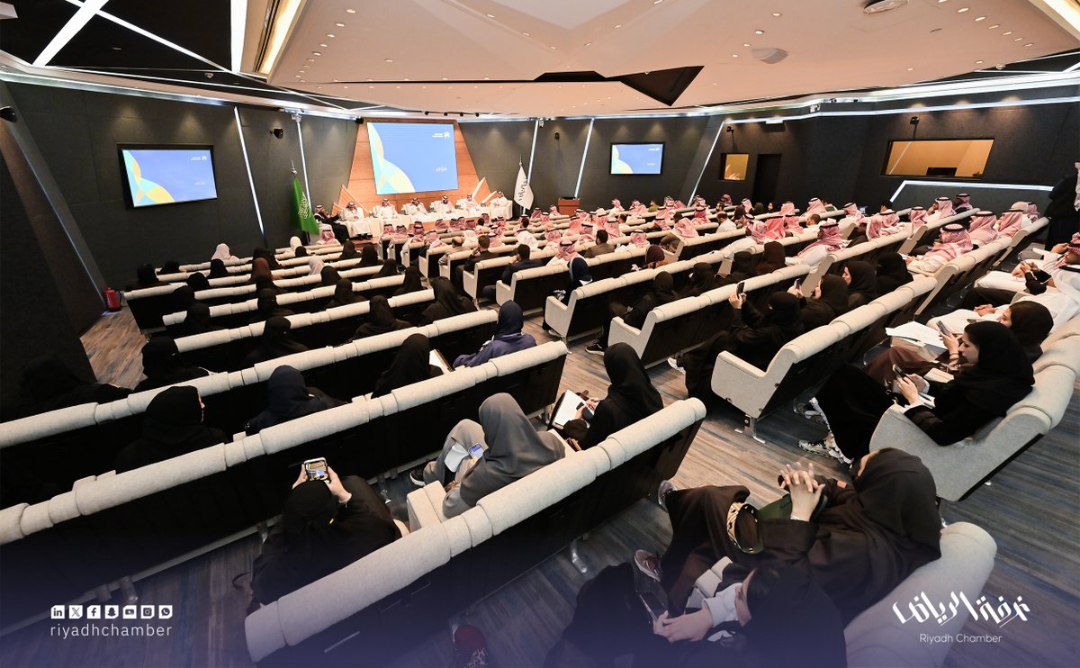 RiyadhChamber's tweet photo. #قبل_قليل
نظمت #غرفة_الرياض بالتعاون مع وزارة الموارد البشرية ورشة عمل "تعديلات نظام ⁧#العمل⁩"، بحضور وكيل الوزارة لوكالة سياسات سوق العمل أ. مهند العيسى، وعدد من المهتمين بالقطاع. https://t.co/KUoRVQ646g