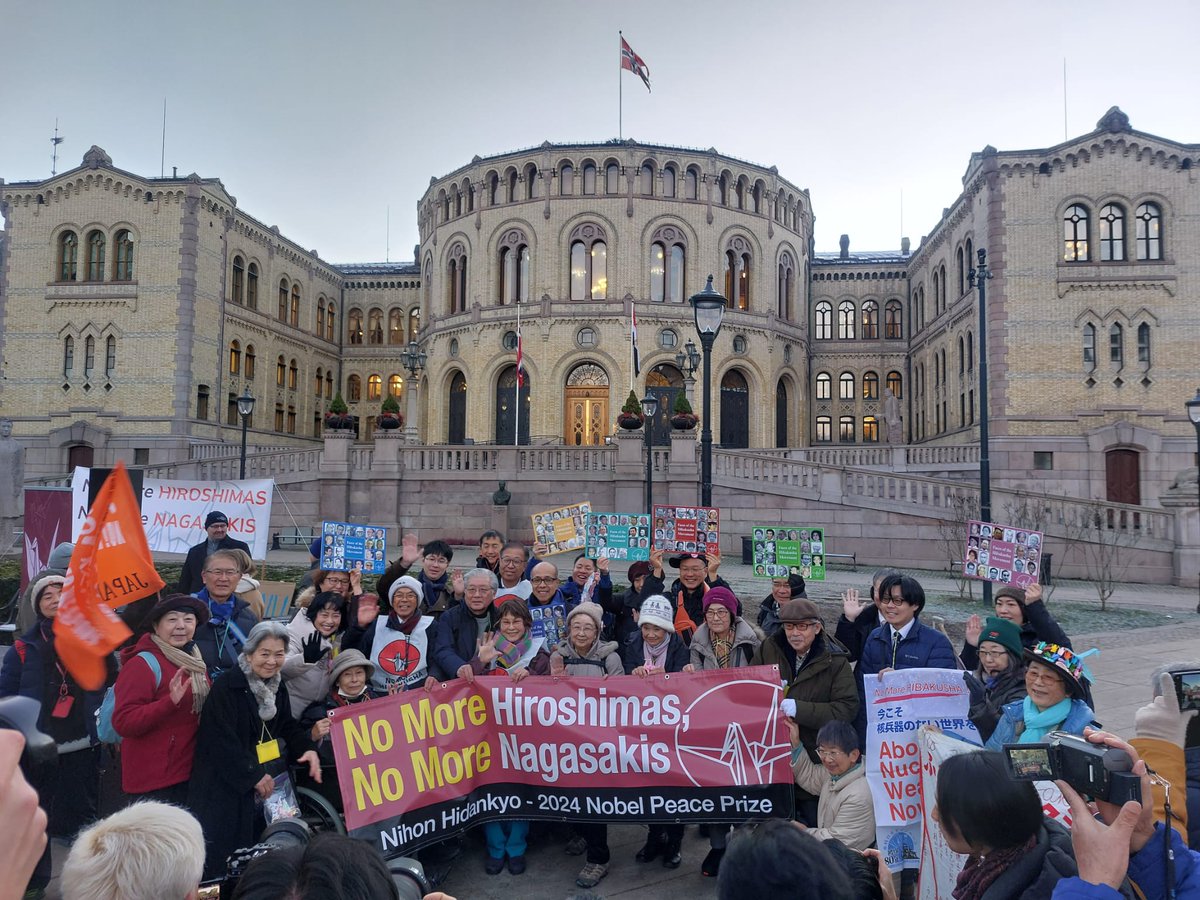 AtomwaffenAbisZ's tweet image. Heute bekommt Nihon Hidankyo, die japanische Organisation für die Überlebende der Atombombenabwürfe in Hiroshima und Nagasaki, den Friedensnobelpreis. Wir gratulieren! Hier mehr Infos zur Organisation: atomwaffena-z.info/glossar/begrif…