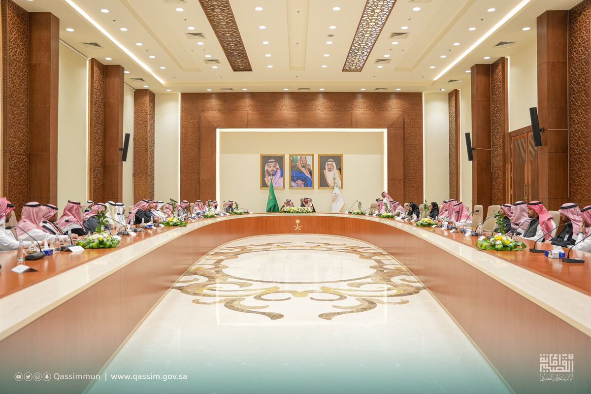 Qassimmun's tweet photo. أمين منطقة #القصيم م. محمد المجلي يستقبل وكيل الوزارة @saudimomrah للأنظمة والشؤون القانونية أ. خالد الدغيثر والوفد المرافق له، وتم خلال اللقاء عقد اجتماع بحضور قيادات #أمانة_منطقة_القصيم للاطلاع على الخطة التطويرية لوكالة الأنظمة والشؤون القانونية. https://t.co/wIkRJ2MFIx