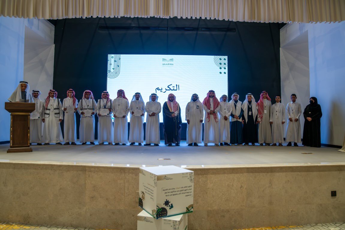MOE_MDI's tweet photo. رعى المدير العام لـ #تعليم_المدينة_المنورة ملتقى التطوع الرابع " #مجتمع_معطاء " بحضور مدير إدارة العمل التطوعي بالإدارة العامة للمسؤولية المجتمعية والعمل التطوعي بوزارة التعليم بمناسبة #اليوم_السعودي_والعالمي_للتطوع للعام 2024م ، وافتتح المعرض المصاحب.

-شمل الحفل عرضًا مرئياً لرحلة التطوع من عام 1436- 1446هـ ، وجلسة حوارية، وعرضاً لتجارب تطوعية متميزة، كما ضمت فعاليات الملتقى المصاحبة (جلسات استشارية من خبراء التطوع، وعدد من الورش التدريبية.