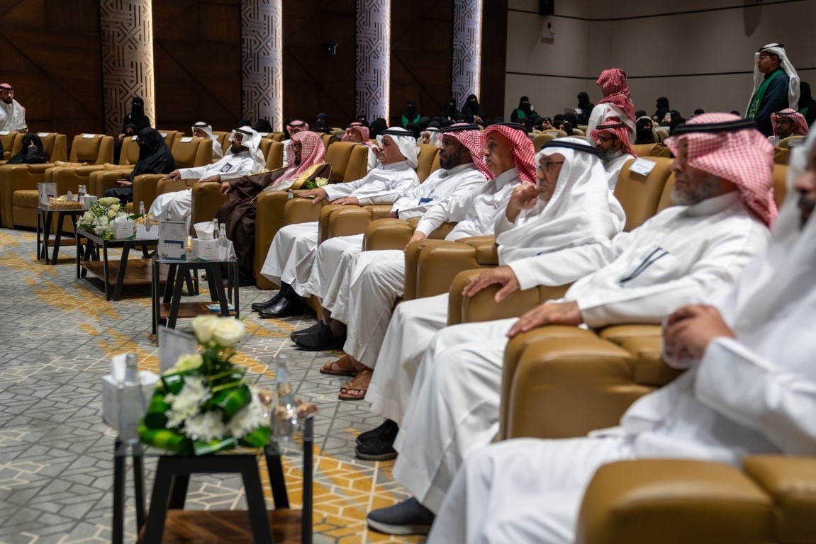 MOE_MDI's tweet photo. رعى المدير العام لـ #تعليم_المدينة_المنورة ملتقى التطوع الرابع " #مجتمع_معطاء " بحضور مدير إدارة العمل التطوعي بالإدارة العامة للمسؤولية المجتمعية والعمل التطوعي بوزارة التعليم بمناسبة #اليوم_السعودي_والعالمي_للتطوع للعام 2024م ، وافتتح المعرض المصاحب.

-شمل الحفل عرضًا مرئياً لرحلة التطوع من عام 1436- 1446هـ ، وجلسة حوارية، وعرضاً لتجارب تطوعية متميزة، كما ضمت فعاليات الملتقى المصاحبة (جلسات استشارية من خبراء التطوع، وعدد من الورش التدريبية.