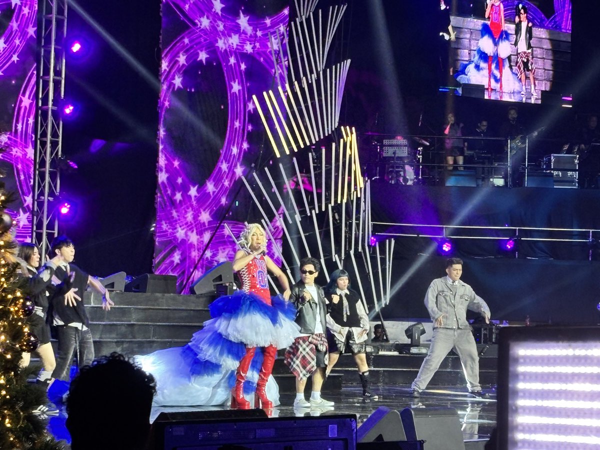 ABSCBNpr's tweet photo. From #APT to #BoomPanis—iba talaga ang production number ng nagiisang #Unkabogable #ViceGanda 🙏🏼
Sama-sama po tayo sa #ShineKapamilya: The #ABSCBNChristmasSpecial2024! Catch the 2-Part Special on December 14 & 15 at 8:30 PM on Kapamilya Channel, Kapamilya Online Live, or A2Z. ❤️ https://t.co/CghRrrhzSg