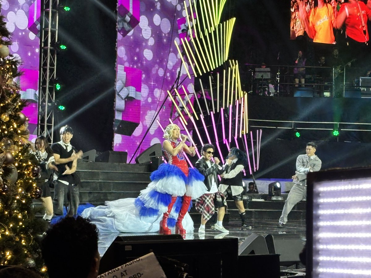 ABSCBNpr's tweet photo. From #APT to #BoomPanis—iba talaga ang production number ng nagiisang #Unkabogable #ViceGanda 🙏🏼
Sama-sama po tayo sa #ShineKapamilya: The #ABSCBNChristmasSpecial2024! Catch the 2-Part Special on December 14 & 15 at 8:30 PM on Kapamilya Channel, Kapamilya Online Live, or A2Z. ❤️ https://t.co/CghRrrhzSg