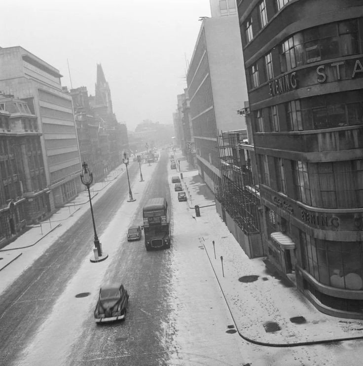 Knowledgepoint's tweet photo. A street scene on a winter day. Where am I and what is the year? https://t.co/U29ps7t8Ju