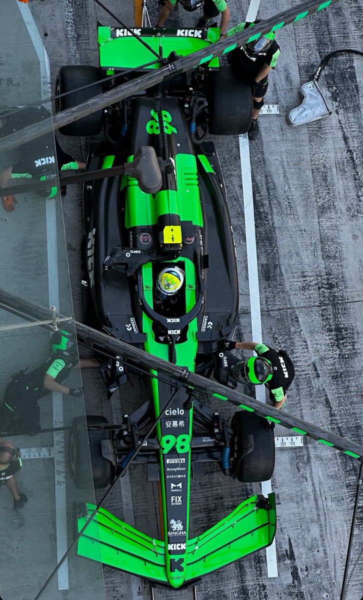politta_c's tweet photo. Sim, está acontecendo.
Bortoleto está num carro de Fórmula 1! Hoje está acontecendo os testes de pós-temporada em Abu Dhabi. https://t.co/2LxJFI7sBg