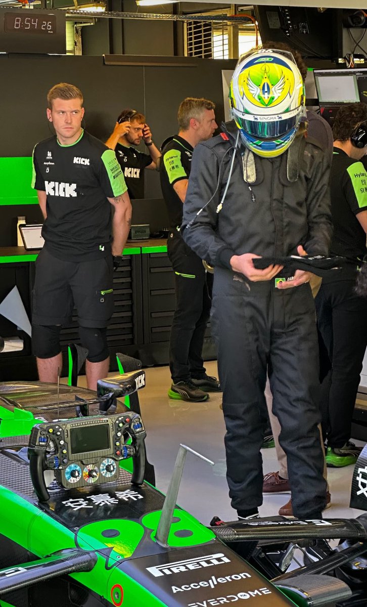 politta_c's tweet photo. Sim, está acontecendo.
Bortoleto está num carro de Fórmula 1! Hoje está acontecendo os testes de pós-temporada em Abu Dhabi. https://t.co/2LxJFI7sBg