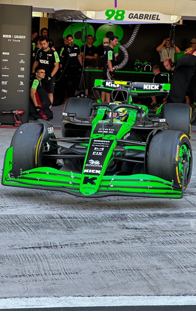 politta_c's tweet photo. Sim, está acontecendo.
Bortoleto está num carro de Fórmula 1! Hoje está acontecendo os testes de pós-temporada em Abu Dhabi. https://t.co/2LxJFI7sBg