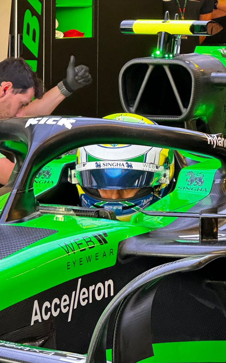politta_c's tweet photo. Sim, está acontecendo.
Bortoleto está num carro de Fórmula 1! Hoje está acontecendo os testes de pós-temporada em Abu Dhabi. https://t.co/2LxJFI7sBg