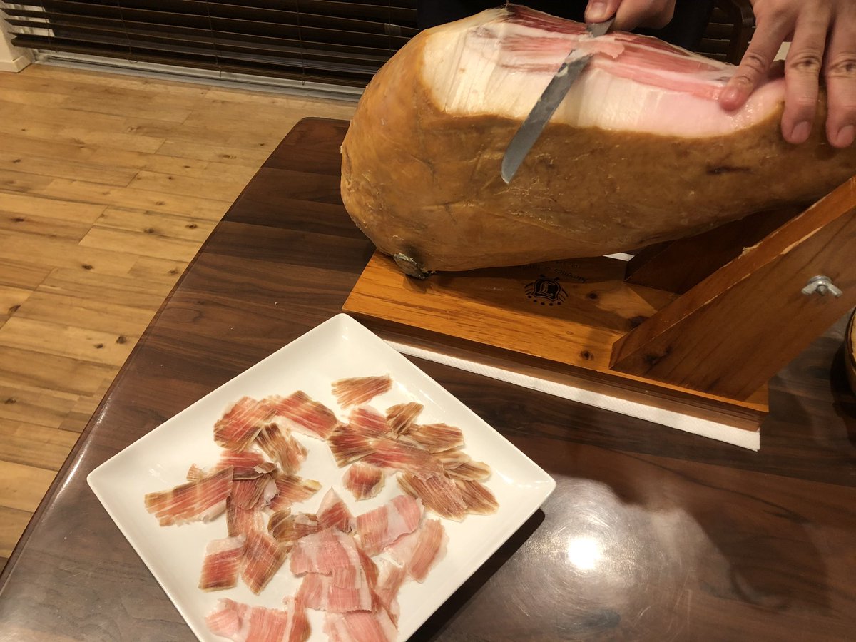 ど〜しても食べたくて数年ぶりに生ハム原木買っちゃいました。。イベリコ36ヶ月熟成。　
シートとは別モノで心底幸せなお味。
中々食べきれないのが悩み。。