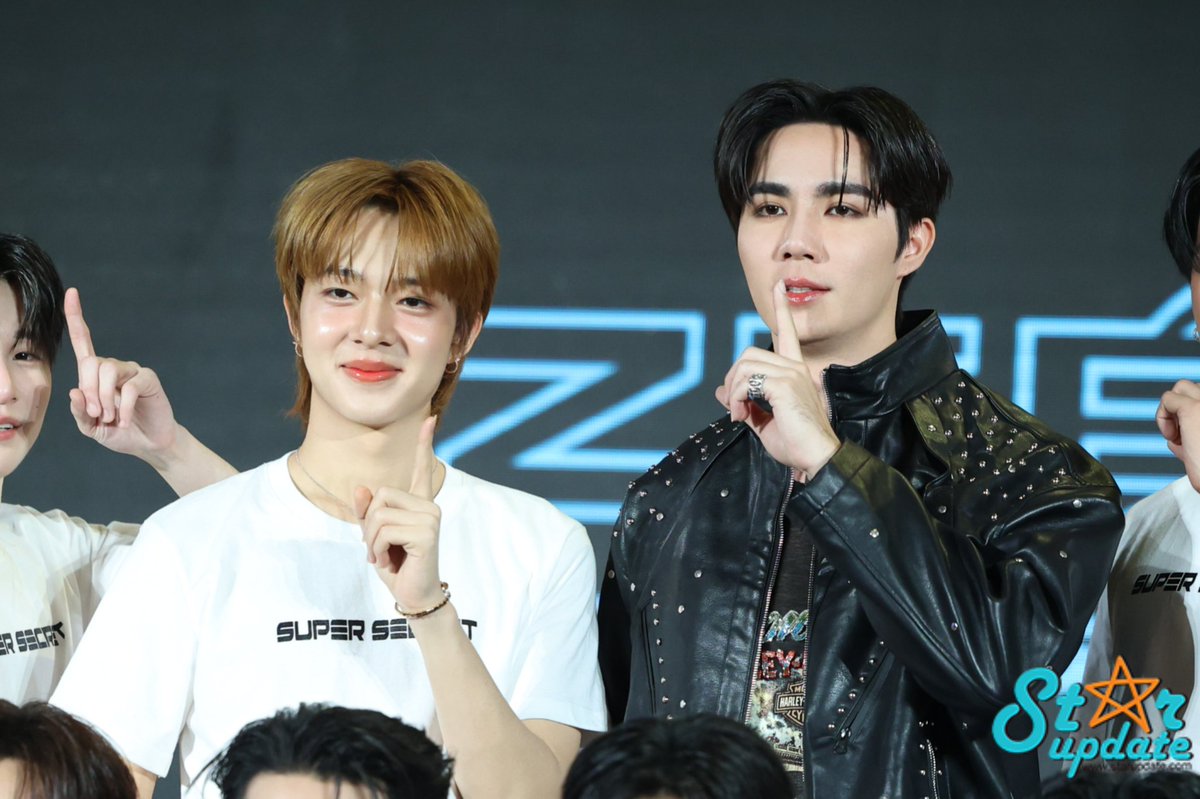 webstarupdate's tweet photo. "พี่ซี" พร้อมกำลังใจข้างกาย "น้องนุนิว" 🧡☺️

#SuperZee1stShowcaseDay 
#SuperSecretByZeePruk
#ZeePruk1stSingle #ZeePruk #Nunew 
#DMDMUSIC https://t.co/Td0jl1R46a