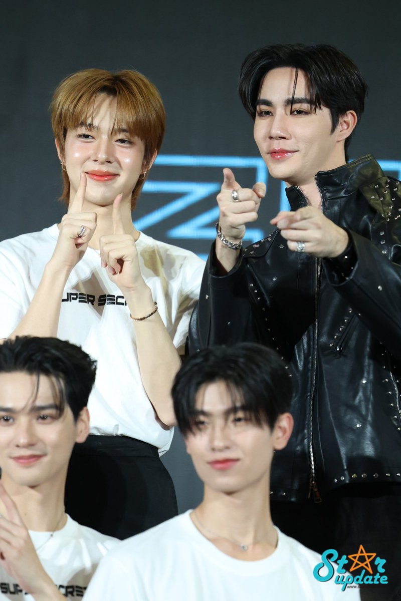 webstarupdate's tweet photo. "พี่ซี" พร้อมกำลังใจข้างกาย "น้องนุนิว" 🧡☺️

#SuperZee1stShowcaseDay 
#SuperSecretByZeePruk
#ZeePruk1stSingle #ZeePruk #Nunew 
#DMDMUSIC https://t.co/Td0jl1R46a