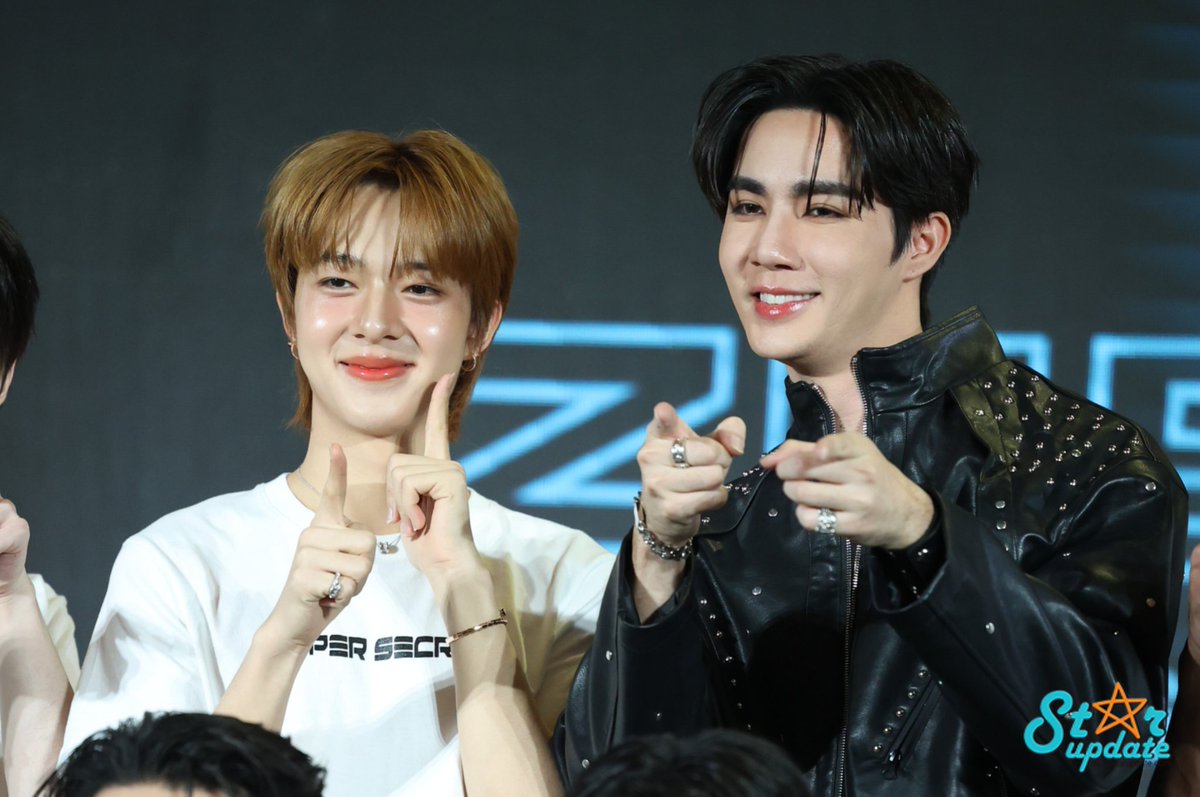 webstarupdate's tweet photo. "พี่ซี" พร้อมกำลังใจข้างกาย "น้องนุนิว" 🧡☺️

#SuperZee1stShowcaseDay 
#SuperSecretByZeePruk
#ZeePruk1stSingle #ZeePruk #Nunew 
#DMDMUSIC https://t.co/Td0jl1R46a