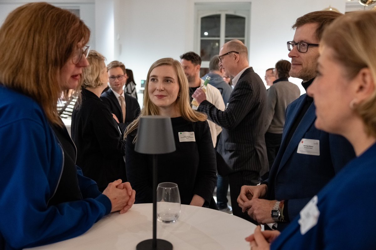 demokratieghst's tweet photo. Immer mehr Unternehmen übernehmen Verantwortung für die Demokratie. Beim Netzwerktreffen unseres Business Council for Democracy #BC4D kamen viele von ihnen zusammen, um Best Practices auszutauschen und gemeinsam weiterzudenken. Herzlichen Dank an @DeutscheBank und alle anderen Partner für den Input und das Engagement!