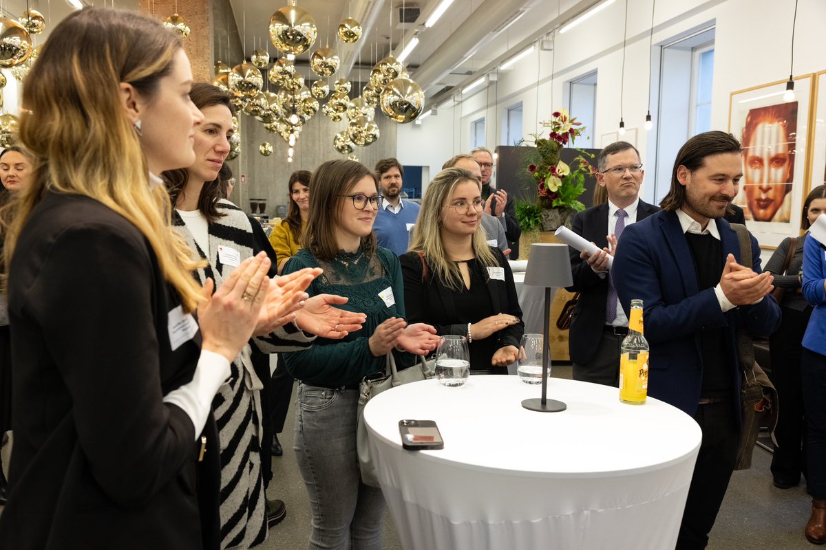 Demokratie stärken - Hertie-Stiftung (@demokratieghst) on Twitter photo Immer mehr Unternehmen übernehmen Verantwortung für die Demokratie. Beim Netzwerktreffen unseres Business Council for Democracy #BC4D kamen viele von ihnen zusammen, um Best Practices auszutauschen und gemeinsam weiterzudenken. Herzlichen Dank an <a href="/DeutscheBank/">Deutsche Bank</a> und alle anderen Immer mehr Unternehmen übernehmen Verantwortung für die Demokratie. Beim Netzwerktreffen unseres Business Council for Democracy #BC4D kamen viele von ihnen zusammen, um Best Practices auszutauschen und gemeinsam weiterzudenken. Herzlichen Dank an <a href="/DeutscheBank/">Deutsche Bank</a> und alle anderen