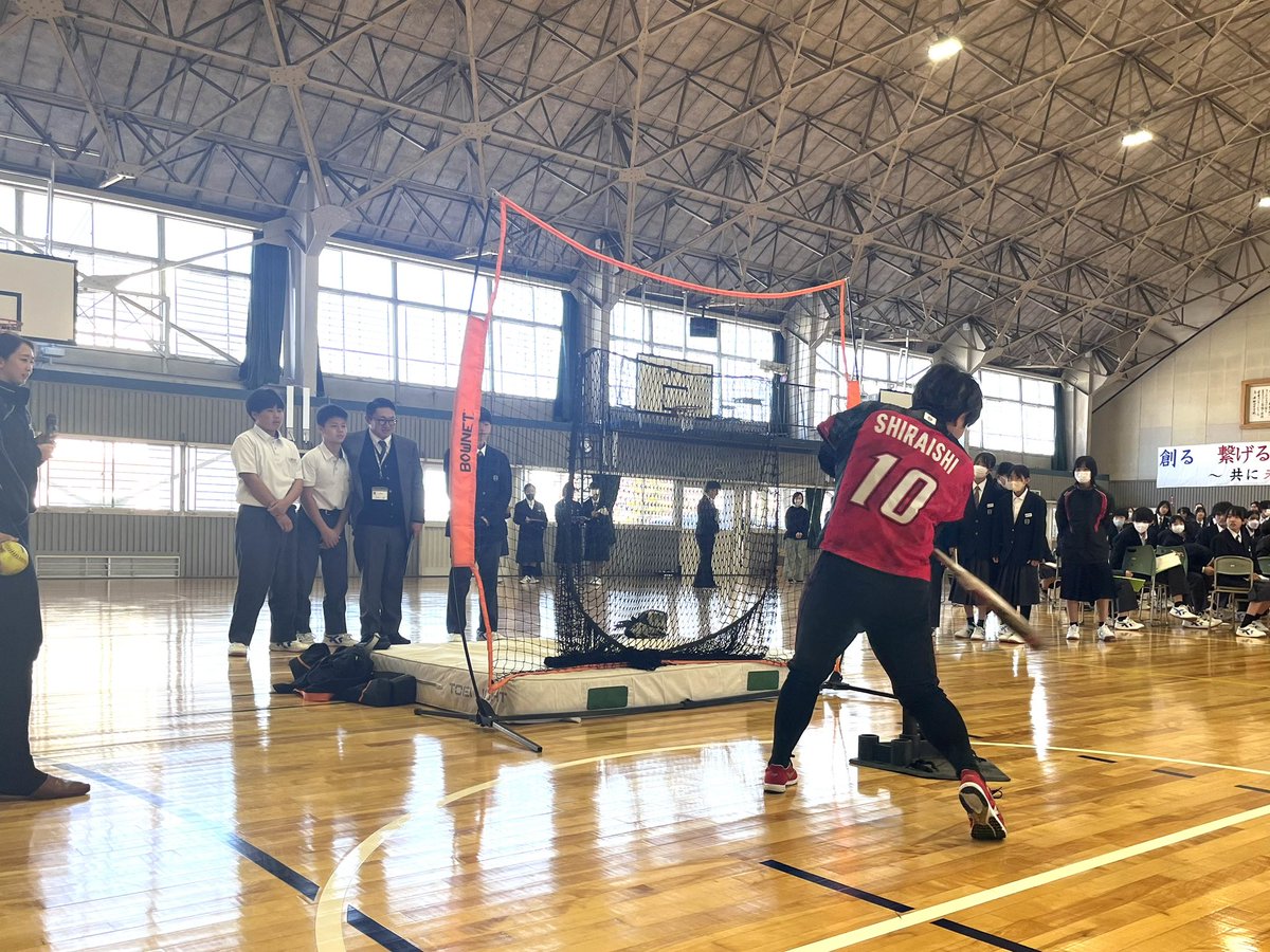 BP_DENSO's tweet photo. ---
　職業講話🏫🧑‍🏫
　　　　　　　---
#白石望美 #藤本恵未 が安城西中学校へ訪問し、まずはピッチングとバッティングを披露💐✨
そして『夢を叶えるために必要なこと』として2人が中学生の頃に興味があったことや、挫折・壁にぶつかった時、どのように乗り越えたかなど経験談を語りました🎤 https://t.co/oAfRXsFKfA