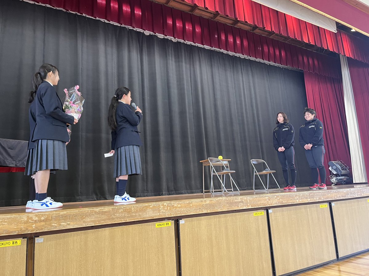 BP_DENSO's tweet photo. ---
　職業講話🏫🧑‍🏫
　　　　　　　---
#白石望美 #藤本恵未 が安城西中学校へ訪問し、まずはピッチングとバッティングを披露💐✨
そして『夢を叶えるために必要なこと』として2人が中学生の頃に興味があったことや、挫折・壁にぶつかった時、どのように乗り越えたかなど経験談を語りました🎤 https://t.co/oAfRXsFKfA