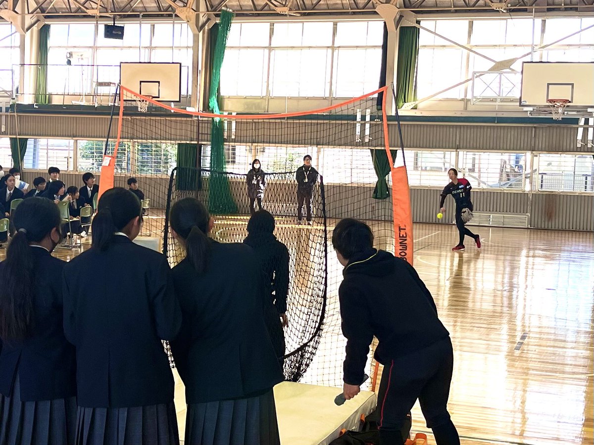 BP_DENSO's tweet photo. ---
　職業講話🏫🧑‍🏫
　　　　　　　---
#白石望美 #藤本恵未 が安城西中学校へ訪問し、まずはピッチングとバッティングを披露💐✨
そして『夢を叶えるために必要なこと』として2人が中学生の頃に興味があったことや、挫折・壁にぶつかった時、どのように乗り越えたかなど経験談を語りました🎤 https://t.co/oAfRXsFKfA