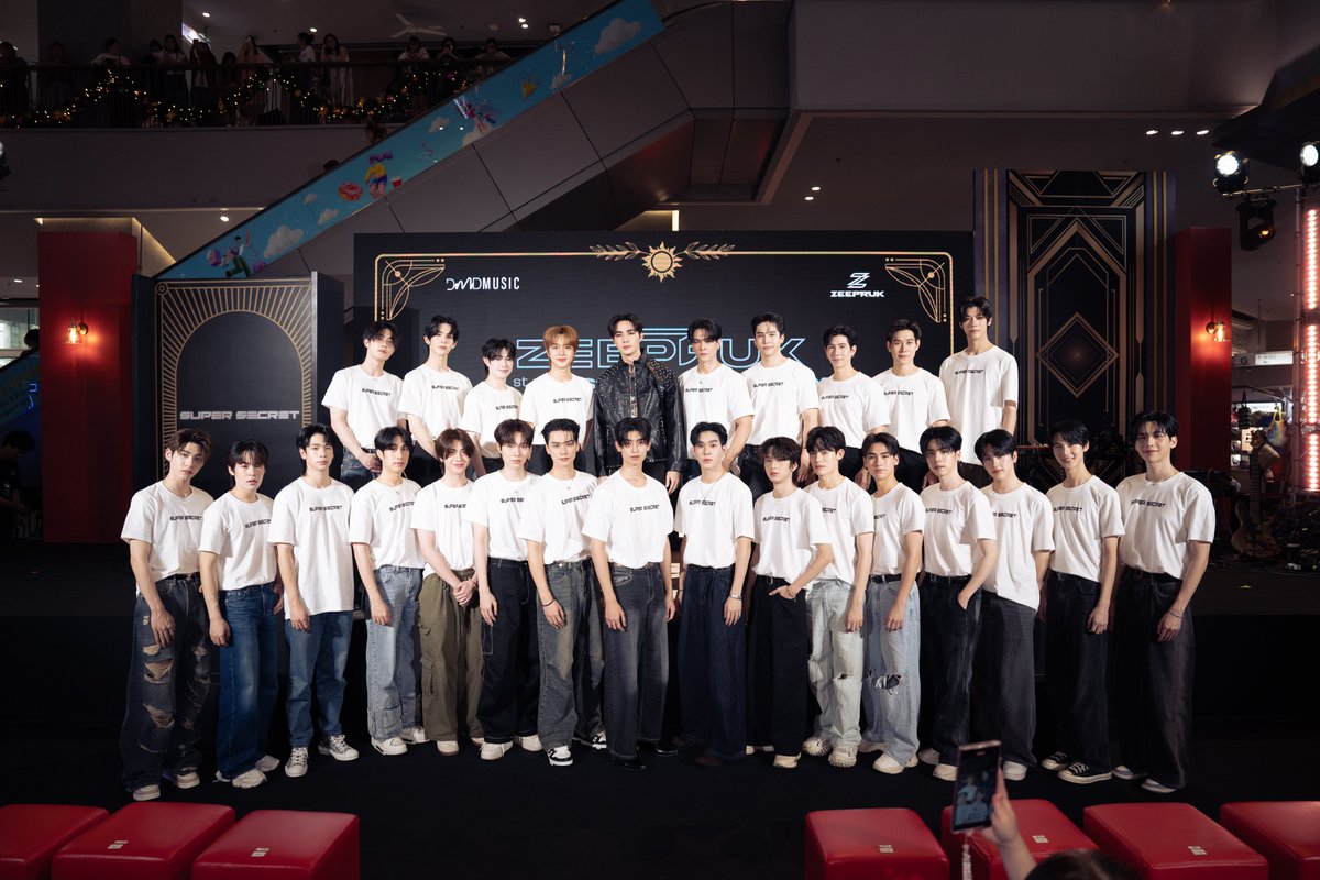 DomundiTV's tweet photo. หนุ่ม ๆ ดูมันดิมาร่วมแสดงความยินดีและให้กำลังใจกับ “ซี” @zee_pruk ในงาน ZeePruk 1st Single “𝐒𝐮𝐩𝐞𝐫 𝐒𝐞𝐜𝐫𝐞𝐭” Press &amp; Showcase Day ✨️ 

#SuperZee1stShowcaseDay https://t.co/7xCJI5ko7G
