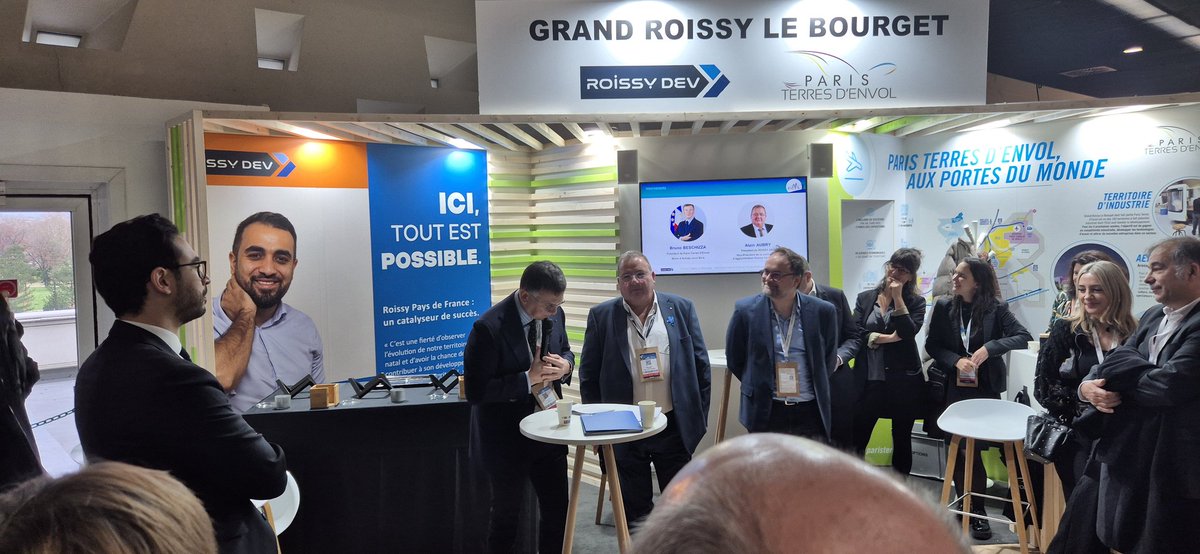 Inauguration du stand Grand Roissy Le Bourget 
<a href="/RoissyDev/">Roissy Dev</a> et Paris Terres d'Envol au <a href="/salonsimi/">Salon SIMI</a> 

 Diversifier l'économie locale, decarbonatation, innovations !

Le pôle possède de grandes opportunités de développement