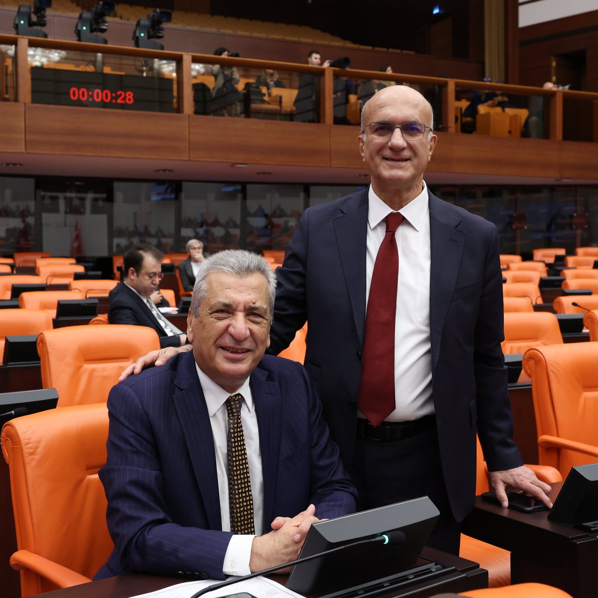 TBMM’de Bütçe teklifi görüşmelerinin ikinci günündeyiz.
İktidar partisi ve ortağı, Saray'da planlanan bütçeye el kaldıracak, halkın taleplerini yine biz konuşacağız.

📍Kademeli emeklilik 
📍Taşerona kadro 
📍YHS Peroneli 
📍Staj çıraklık 
📍Kamu mühendisleri
📍Atanmayan