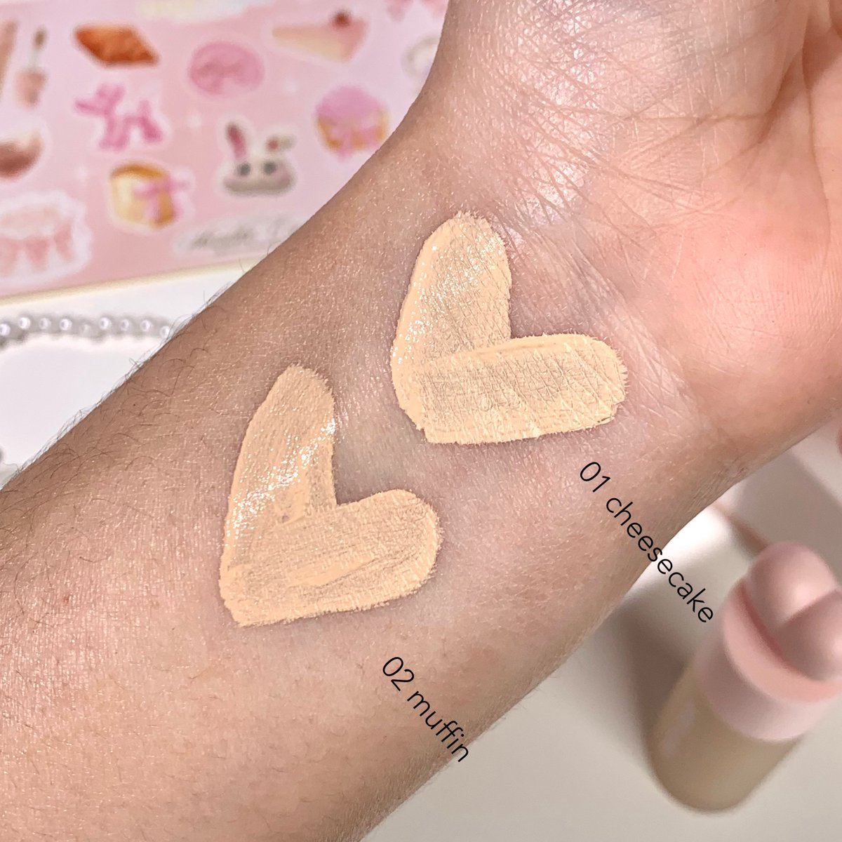 __youres's tweet photo. teksturnya nggak berat, jadi otomatis dia GAMPANG bgt ngeblendnya!

tapi disini aku kurang suka sama aplikatornya yg besar, tapi sisanya oke bgtttt!!😍🫶🏻

ini swatch shades yang aku punya👇🏻 mungkin yg skintonenya mirip sama aku tp lebih kuning bisa cobain shade 02 muffin yaa!!💗 https://t.co/eUo0Oo1Vhp