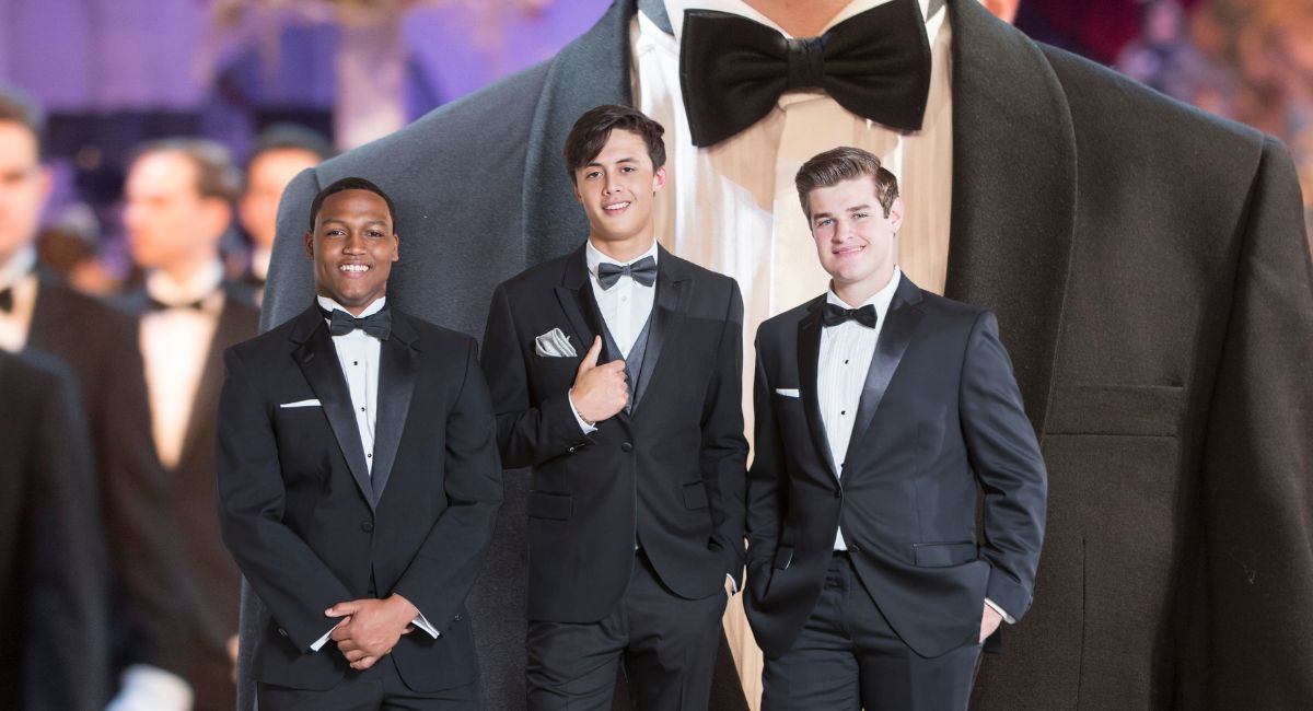 frumpytofunky's tweet image. #blacktieevent Look ‘smoking hot’ in #Dinnerjacket after all it did evolve from the smoking jacket
See our article in @RacingFashion for different #dinnerjacket styles &amp;amp; find out which alternative colour is acceptable to wear. #tuxedo #dapper #sartorial 
racingfashion.co.uk/2024/11/29/bla…